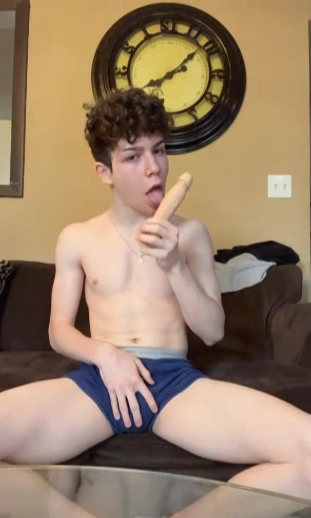 Hayden monta consoladores con su culo
