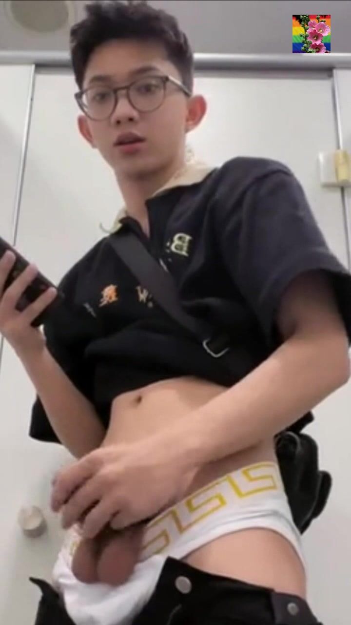 Chico asiático hbw se corre en baño público