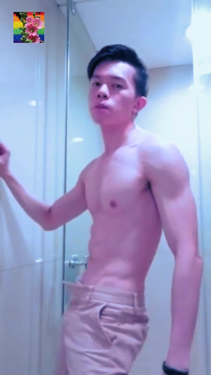 Spectacle de cam asiatique avec ado daddy musclé en baise sans capote