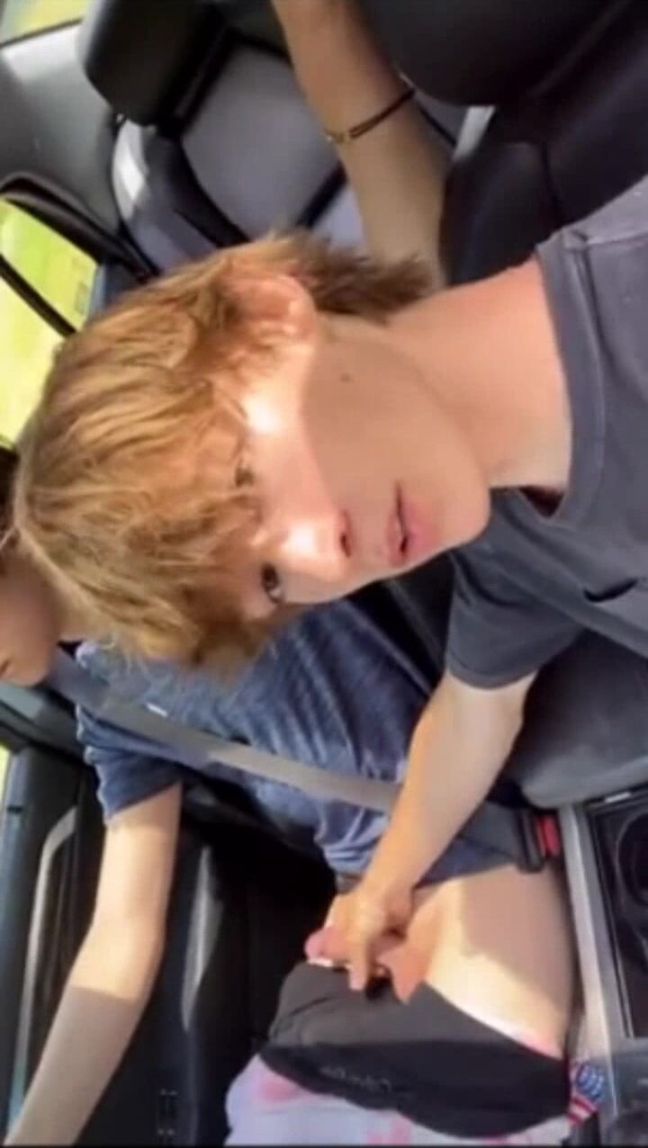 Schwuler autosex: twink reitet papas schwanz