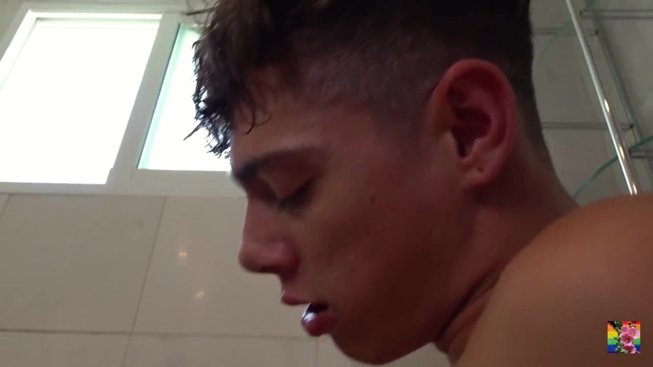 Negão gostoso fode sem camisinha no chuveiro