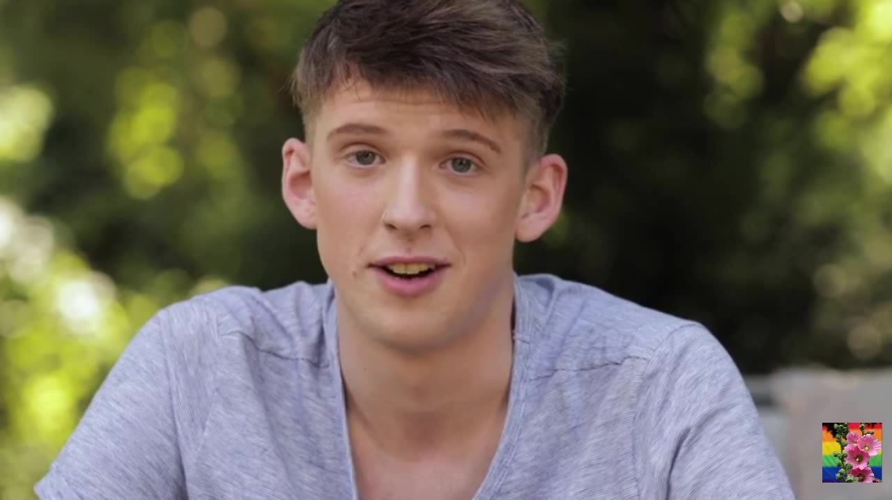 Bareback garden sex with twink and daddy