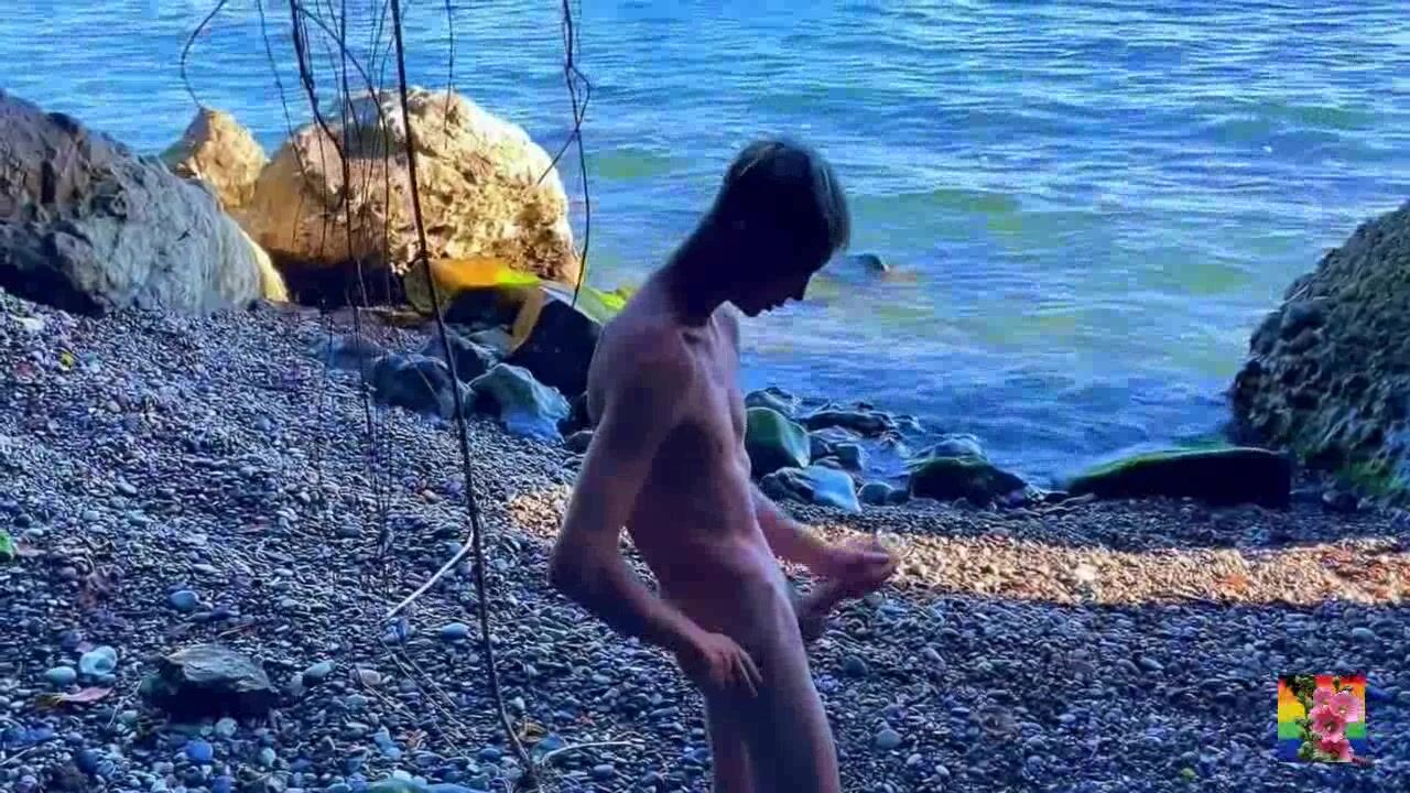 Bareback muscle daddy pounds twink cock on beach