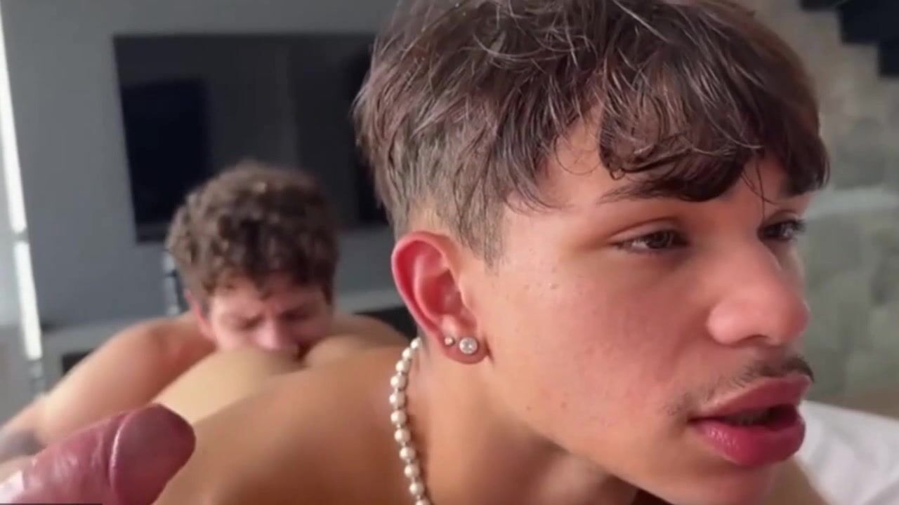 équitation à cru à trois caméras tube porno