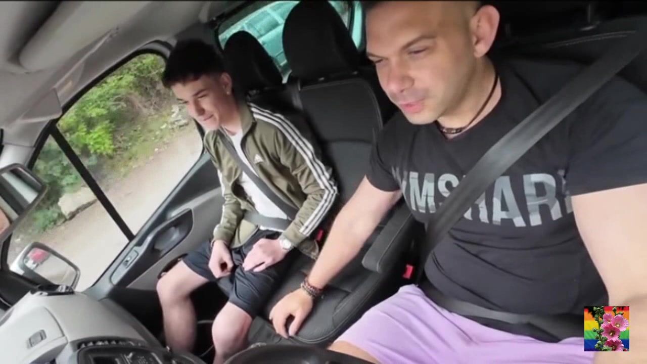 Bareback-taxifahrt mit muskulösem daddy und twink