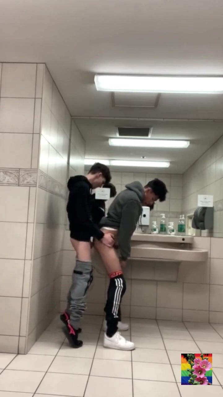 Back muscle daddy breeds twink in public toilet