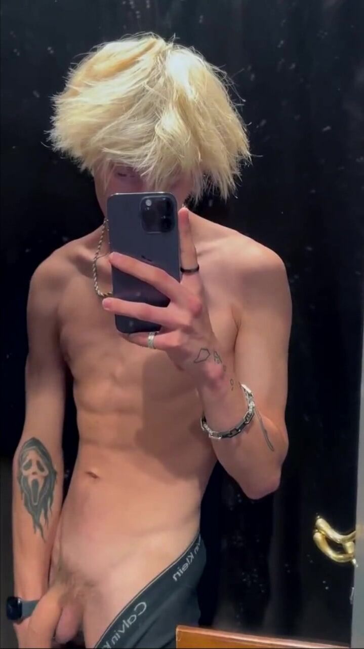 Blonder jüngling prahlt mit hartem schwanz