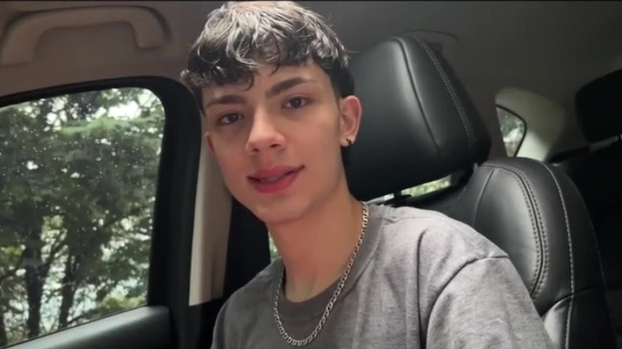 Mignon ado suce dans une voiture - vidéo porno gay