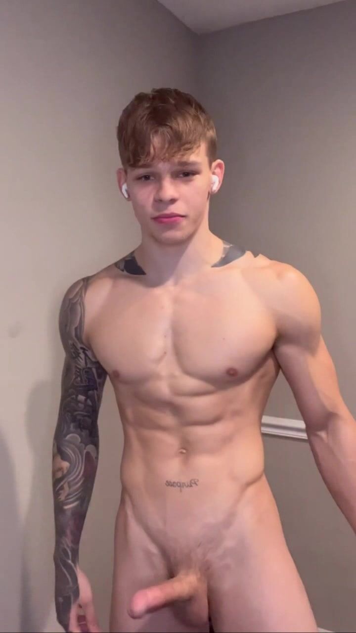 Body-showtime mit muskelbepackten typen