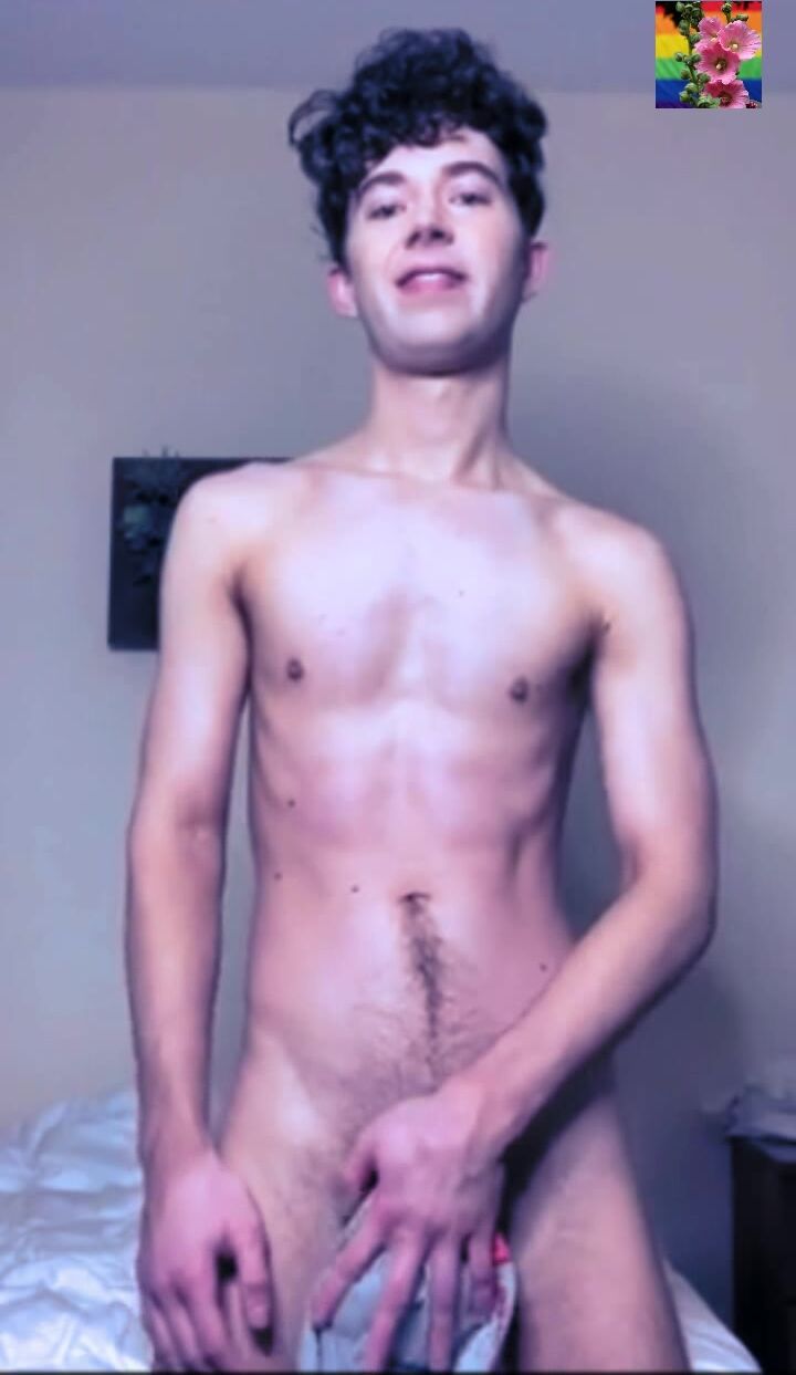 أبي عضلي يُريّي زبه لشاب ناعم
