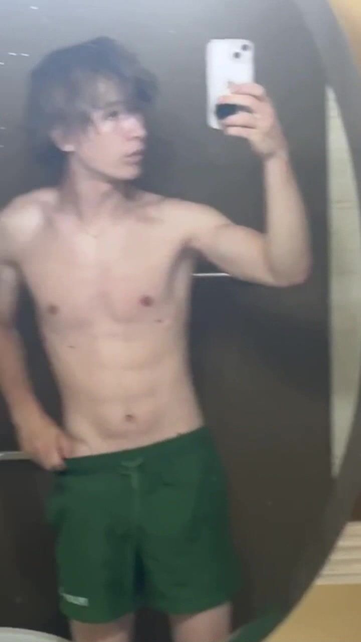 Hbw-body-show: muskel-daddy fickt twink ohne gummi