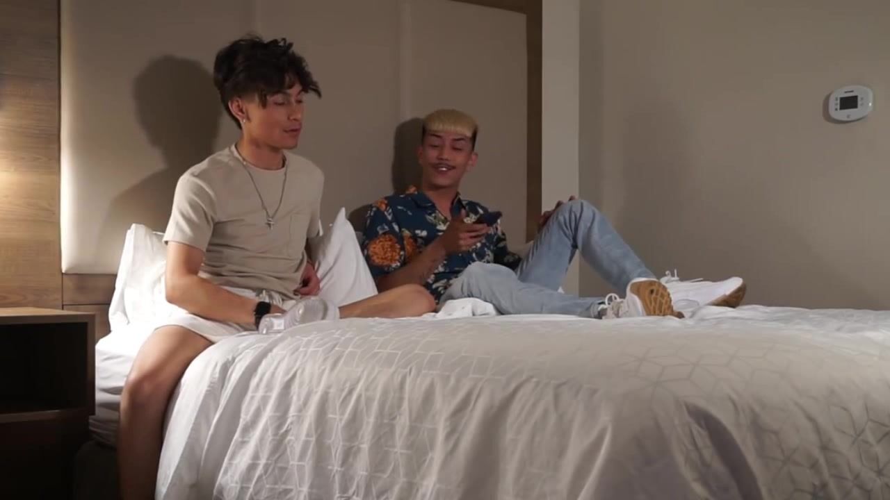 Brazilian twinks ride raw daddy cock