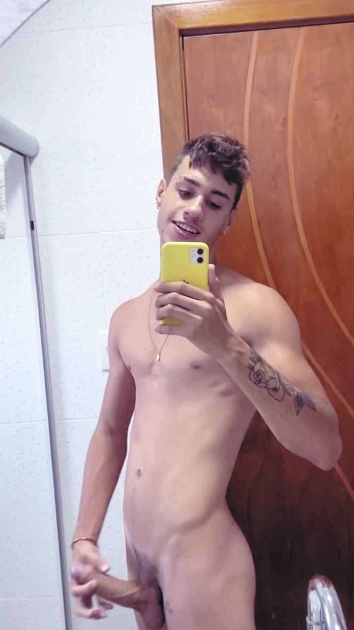 Brasilianischer junge zieht sich aus