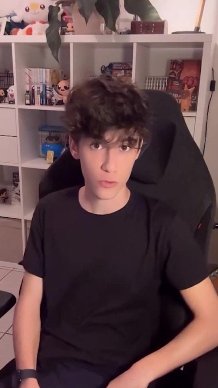 Ado solo qui gicle en se branlant la bite dure
