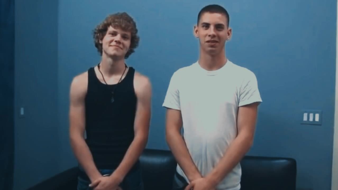Klassischer muskel-daddy züchtet heißen twink ohne kondom