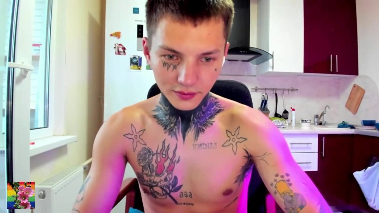 Twink tatuado cremoso se lleva polla muscular cruda