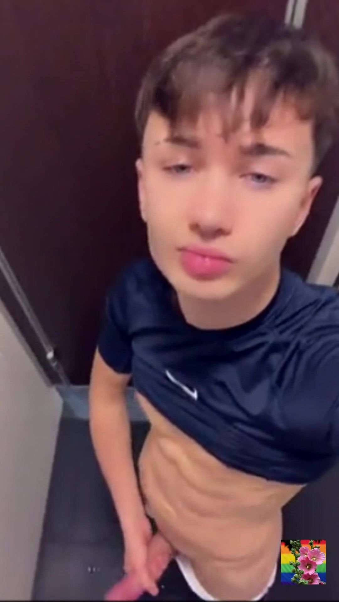 在摄像头前和肌肉爸爸与嫩男孩一起射精