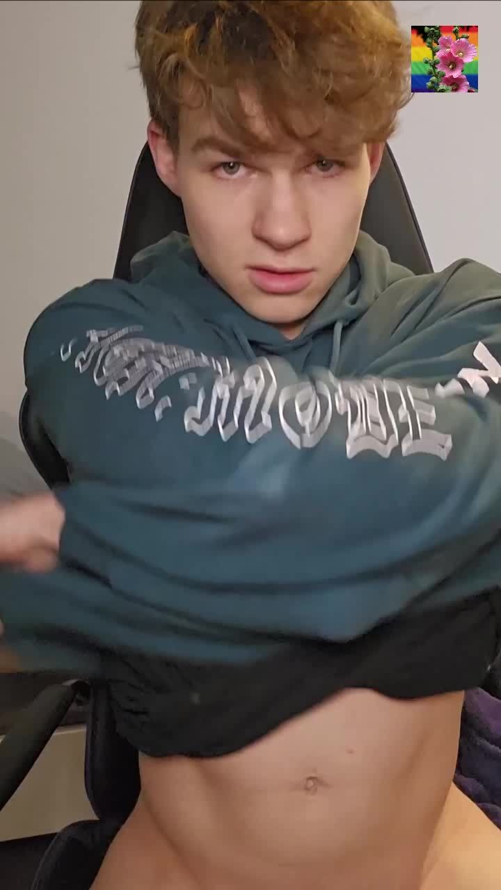 Blonder twink spritzt heftig vor der cam 2