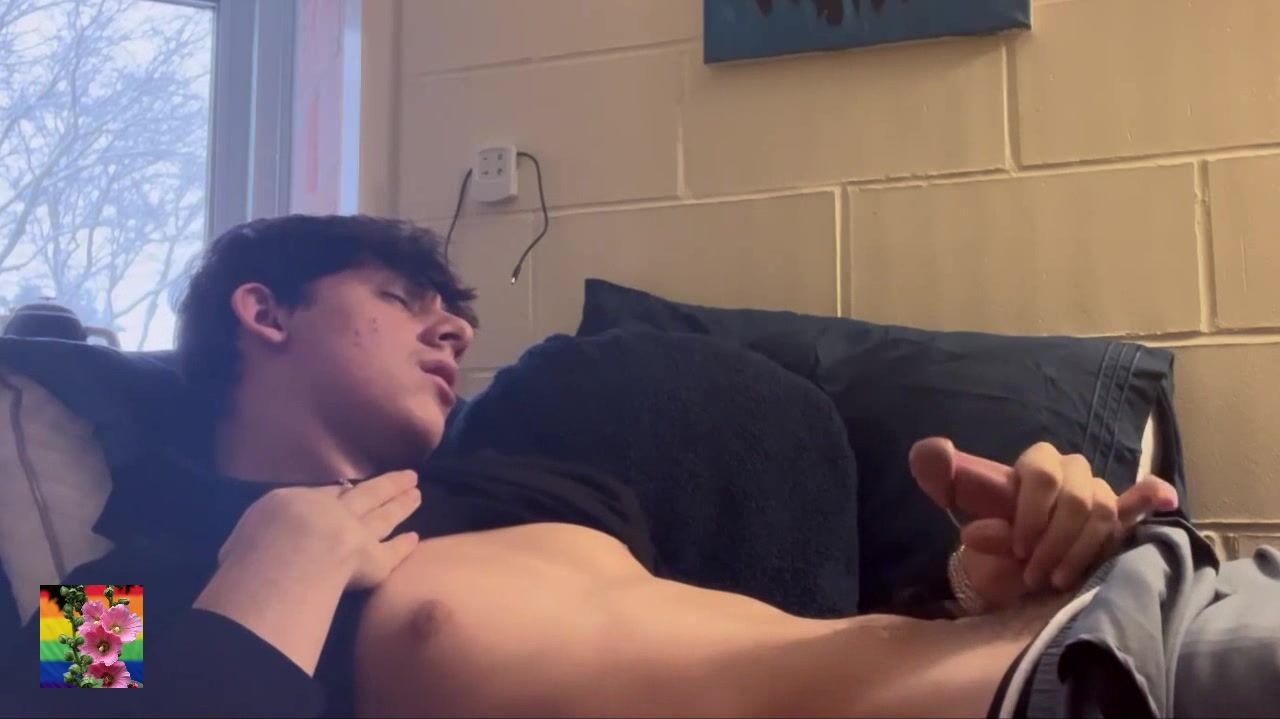 Gozando na câmera com um twink gostoso 3
