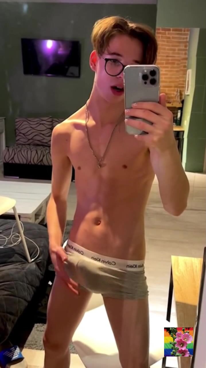 Gémissement en cam avec un ado chaud papa musclé baise à cru bite