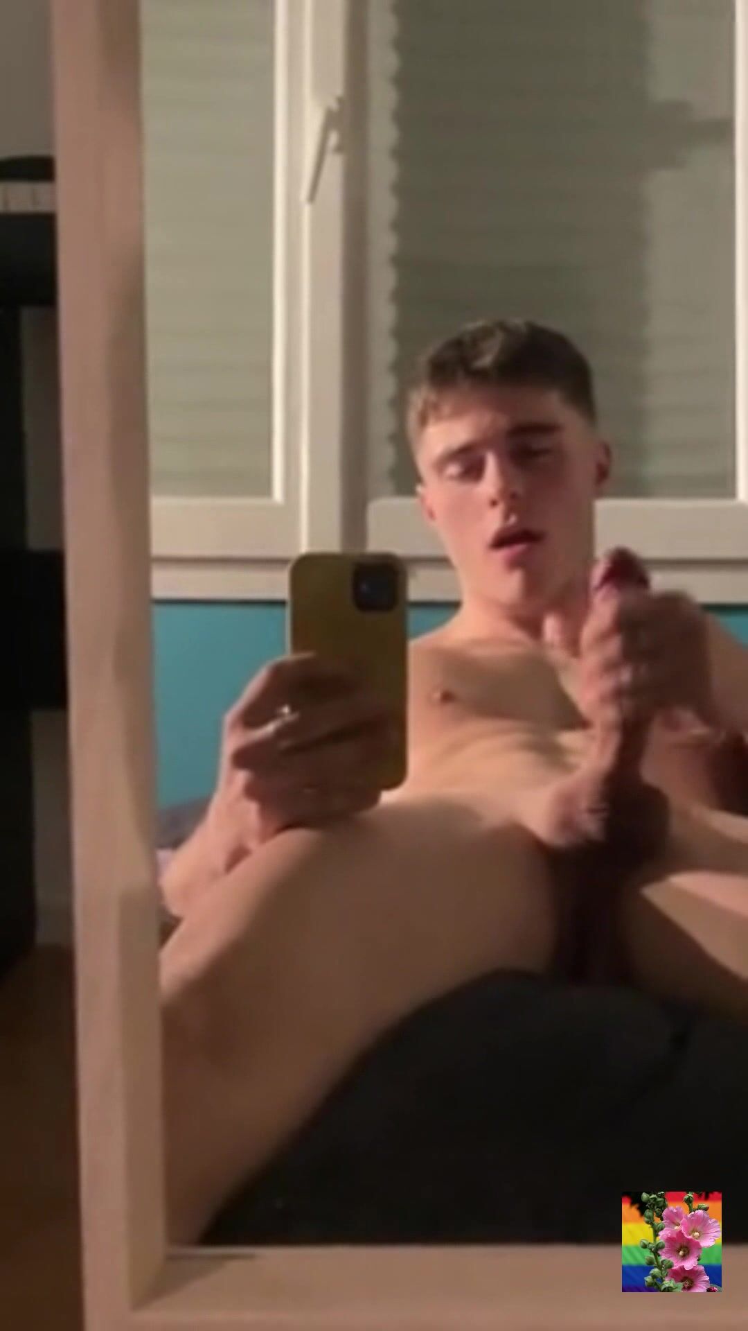 Corriéndose en cam con un twink musculoso sin condón