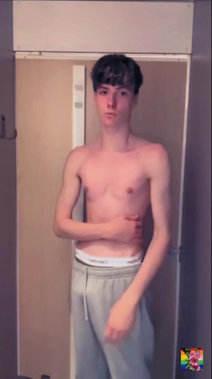 Cumming on cam: twink daddy muscle bareback cock 14