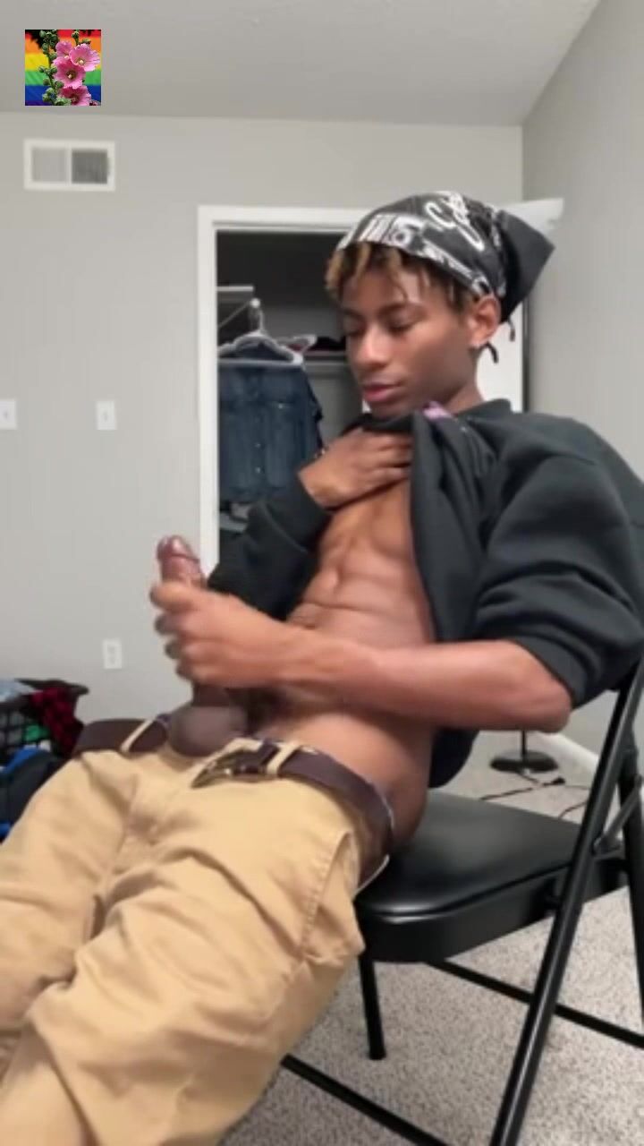 Papi musculoso sin goma se corre en webcam