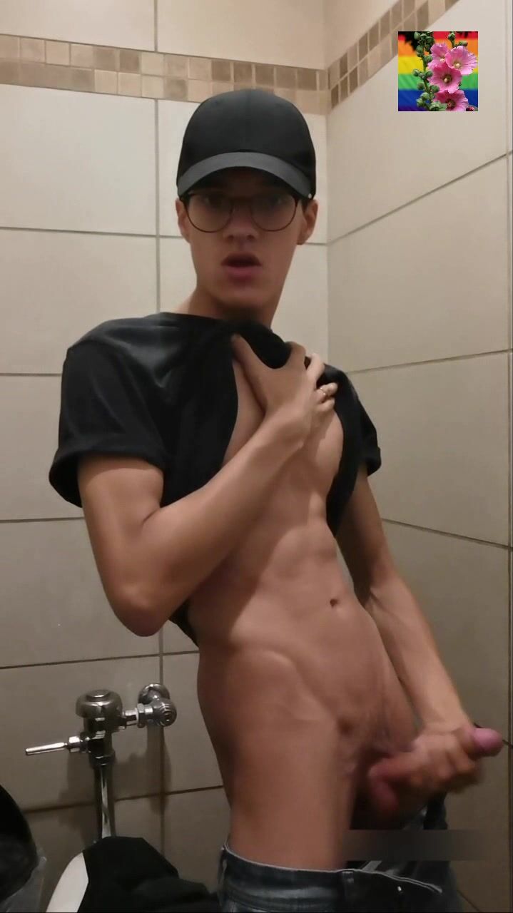 Eyaculando en cámara con papi musculoso y twink