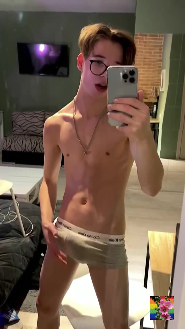 Schlanker twink spritzt heftig vor cam