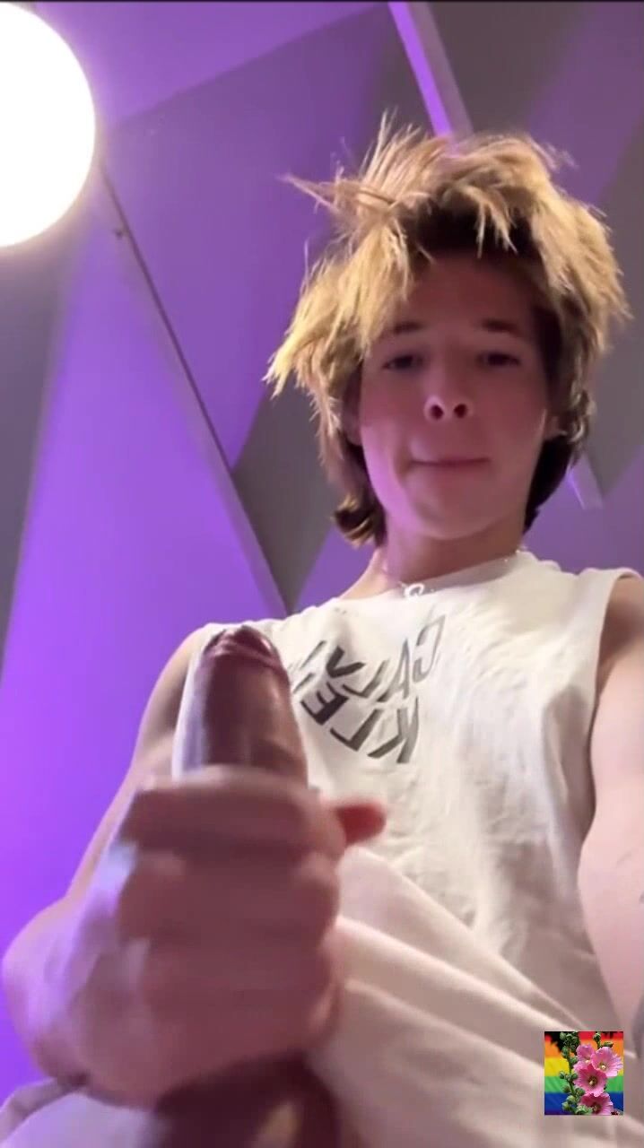 Cumming on cam with hot twink 26