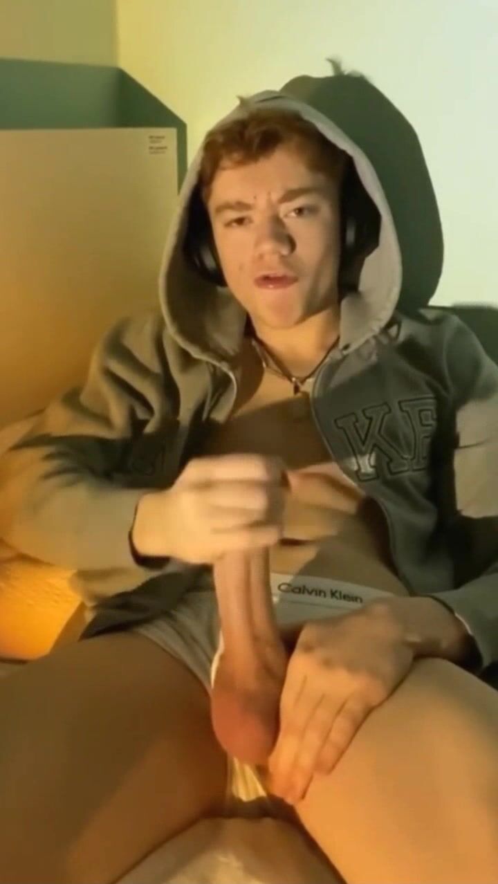 Hot twink cums on cam for daddy 16