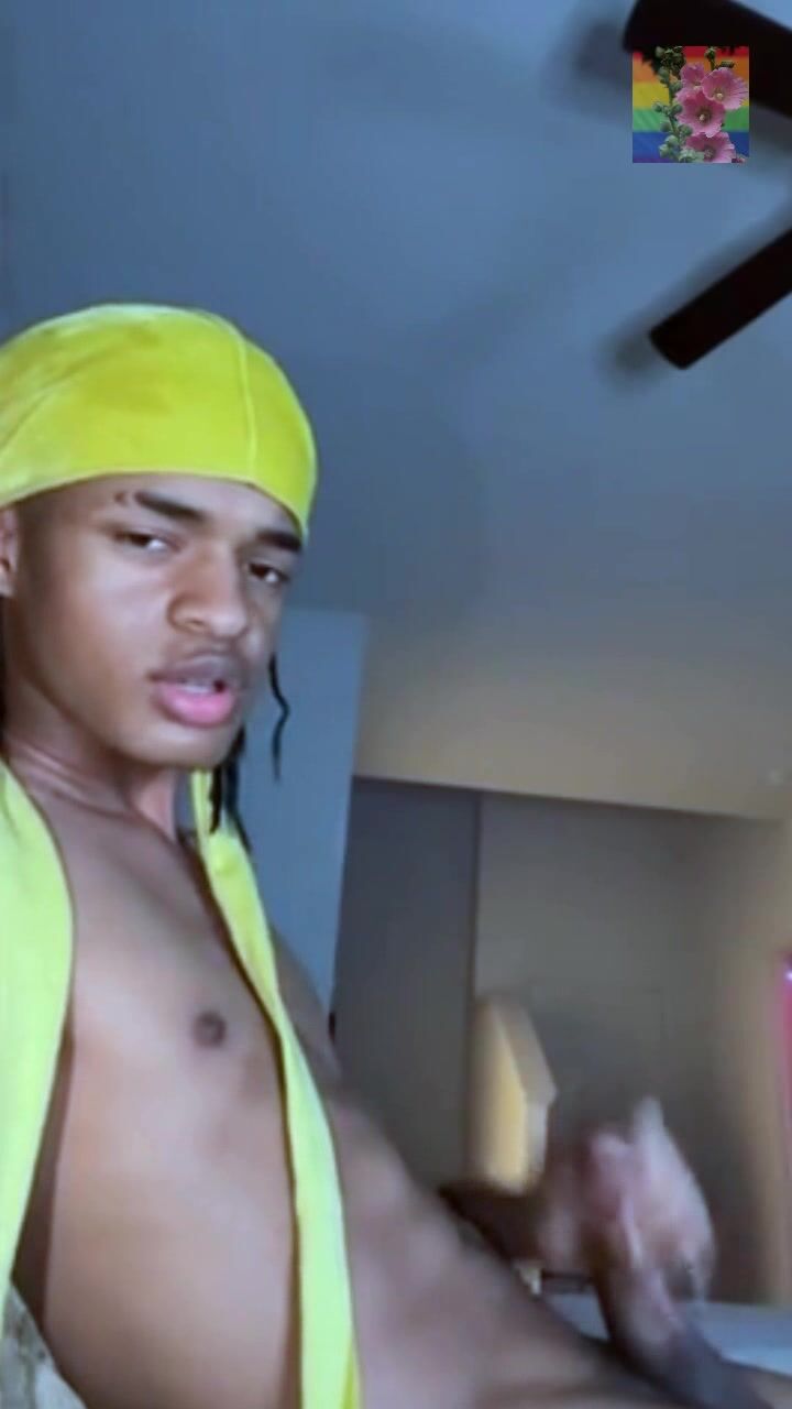 Twink quente goza forte na cam