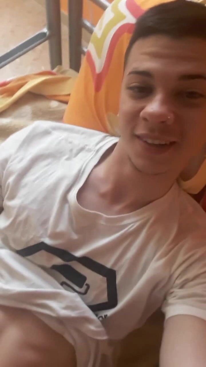 Ado éjacule fort en cam solo
