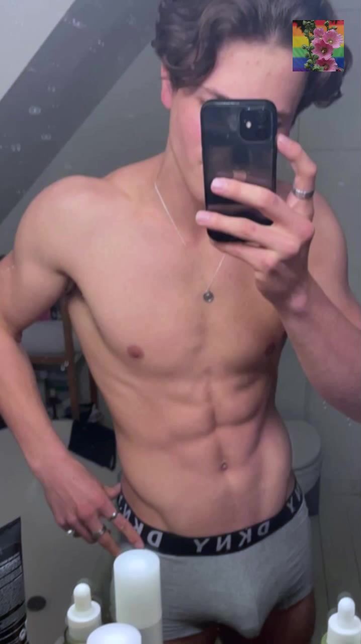 Corriéndose en cam: musculoso folla sin capa a twink