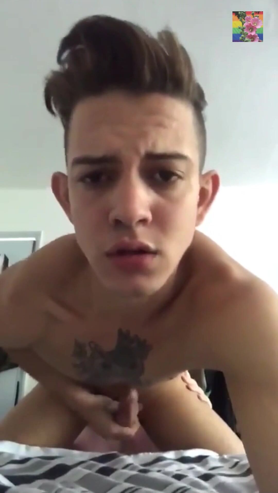 Daddy leckt das glatte loch des twinks bis zum glücklichen cum