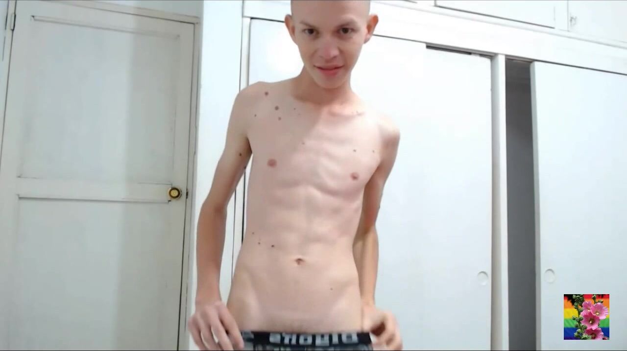 Ado mince danse et se déshabille pour papa