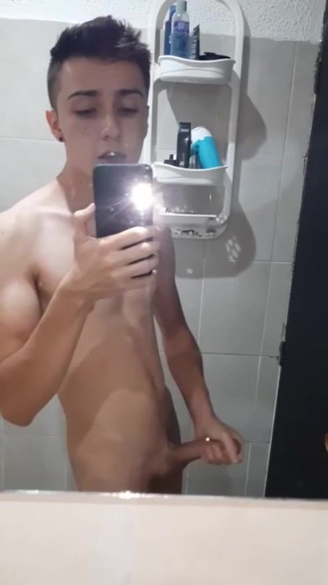 Negro musculoso folla twink sin condón