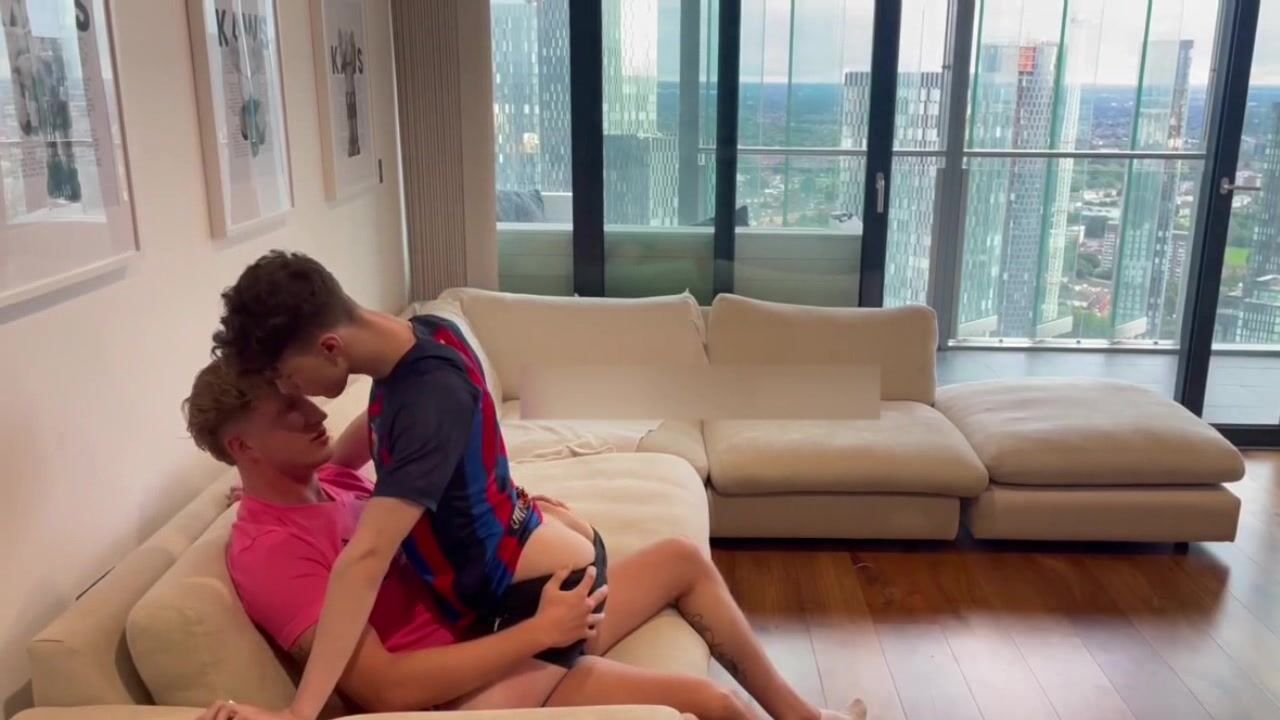 Bubble ass gets raw cock pounding