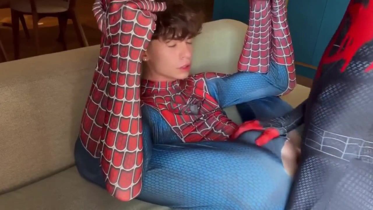 Spider-man se fait enculer violemment [hbw]
