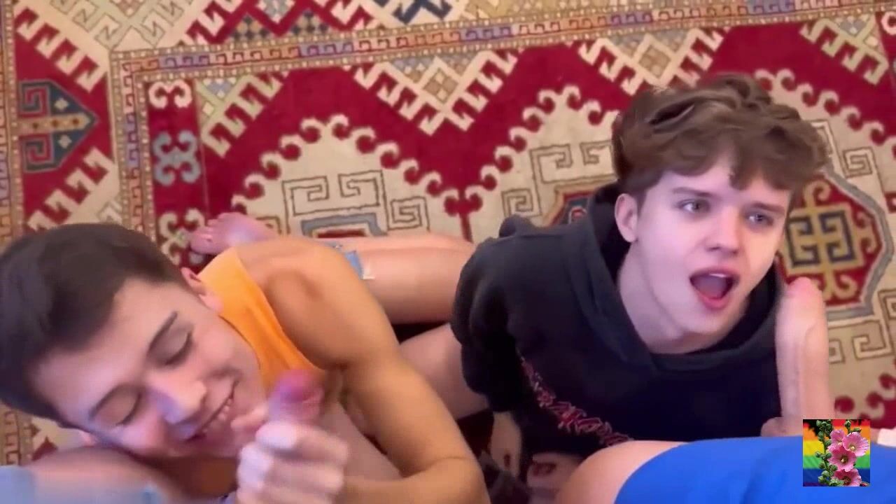 Vier twinks gehen blank auf rohen schwänzen