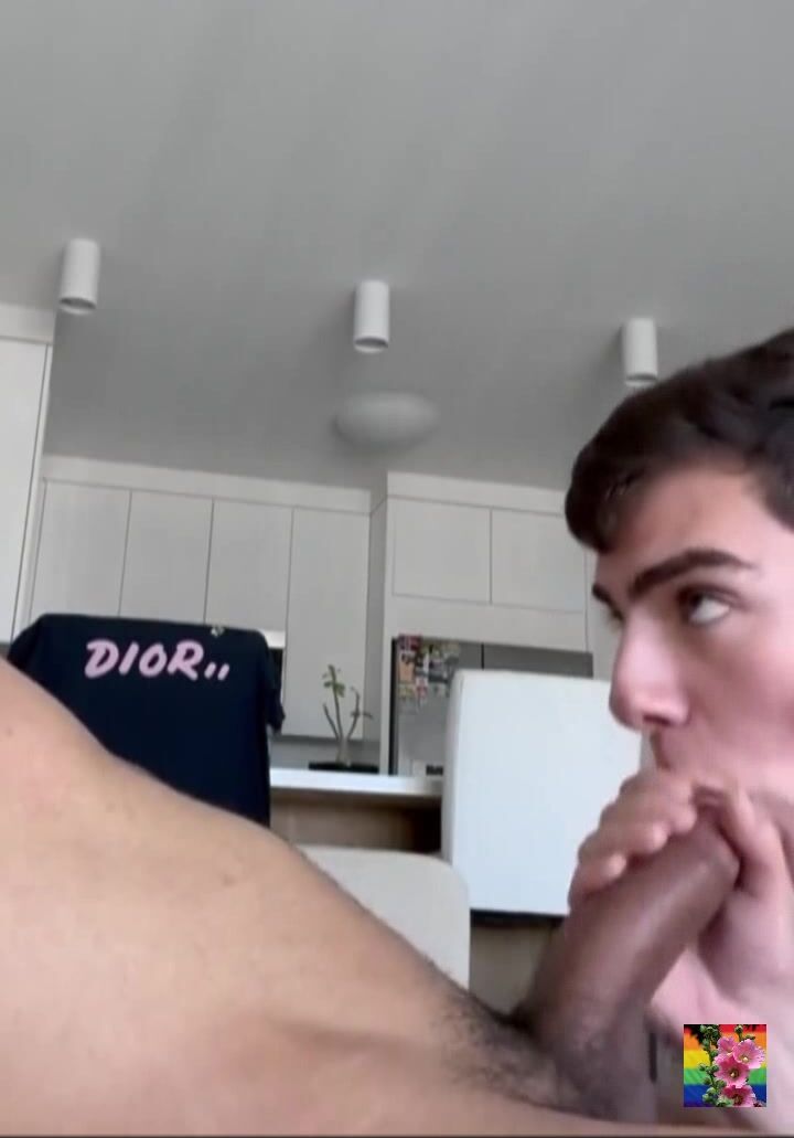 سكس بيتي بدون واقي: شاب مفتول و زب بابا