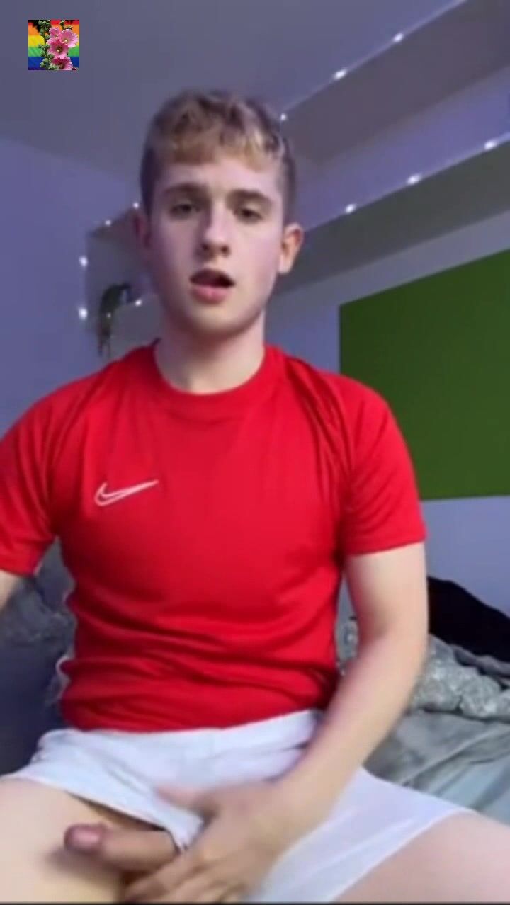 لاعب كرة متهيج يستمني زبه الصلب