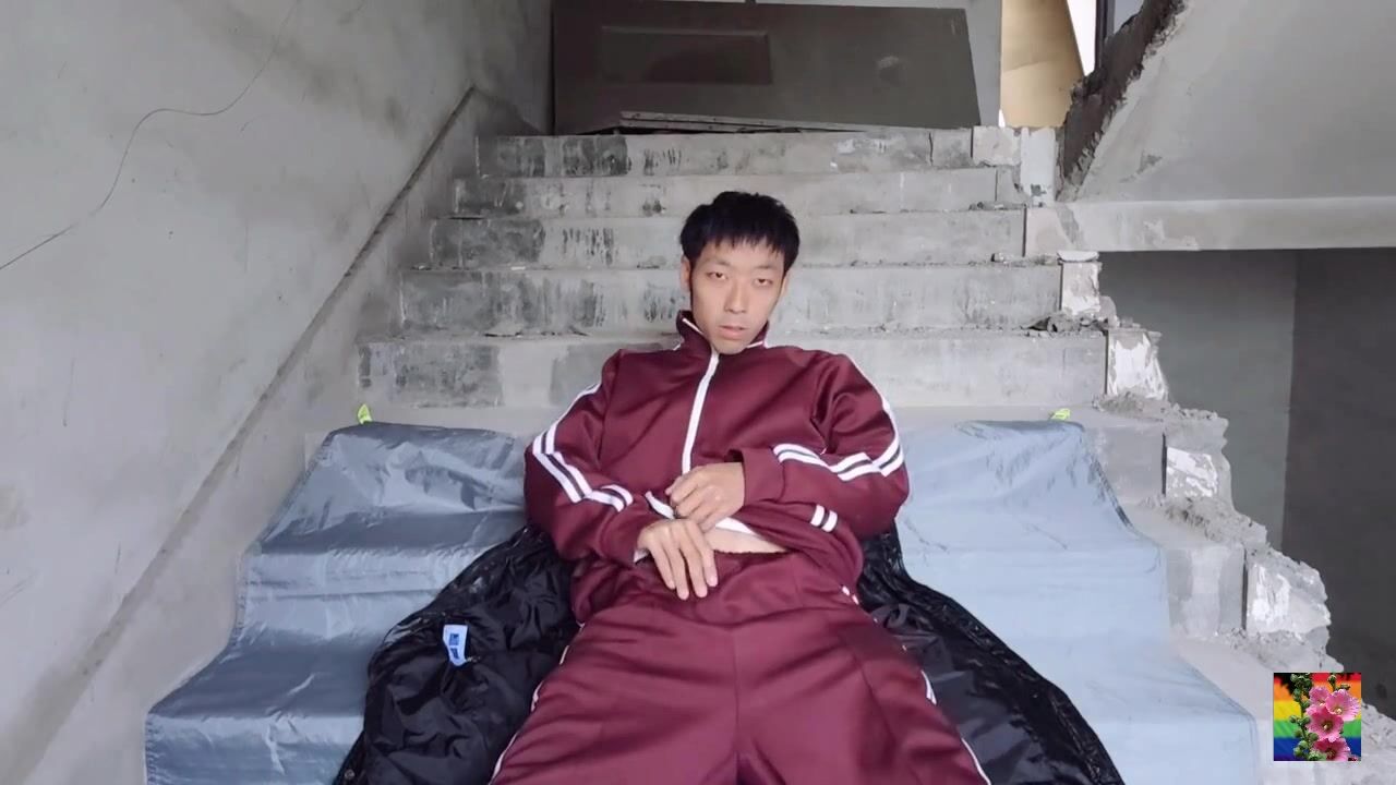Ado asiatique chaud chevauche daddy musclé sans capote