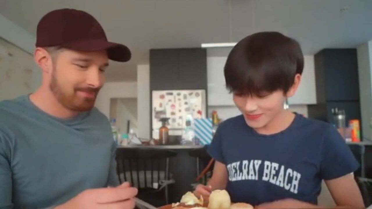 Kleiner asiatischer twink reitet muskulösen daddy ohne gummi