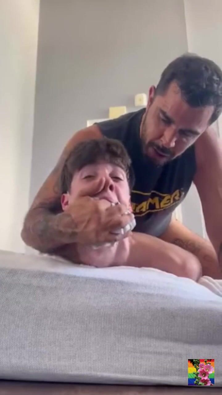 Pequeño twink machacado a pelo por papá musculoso