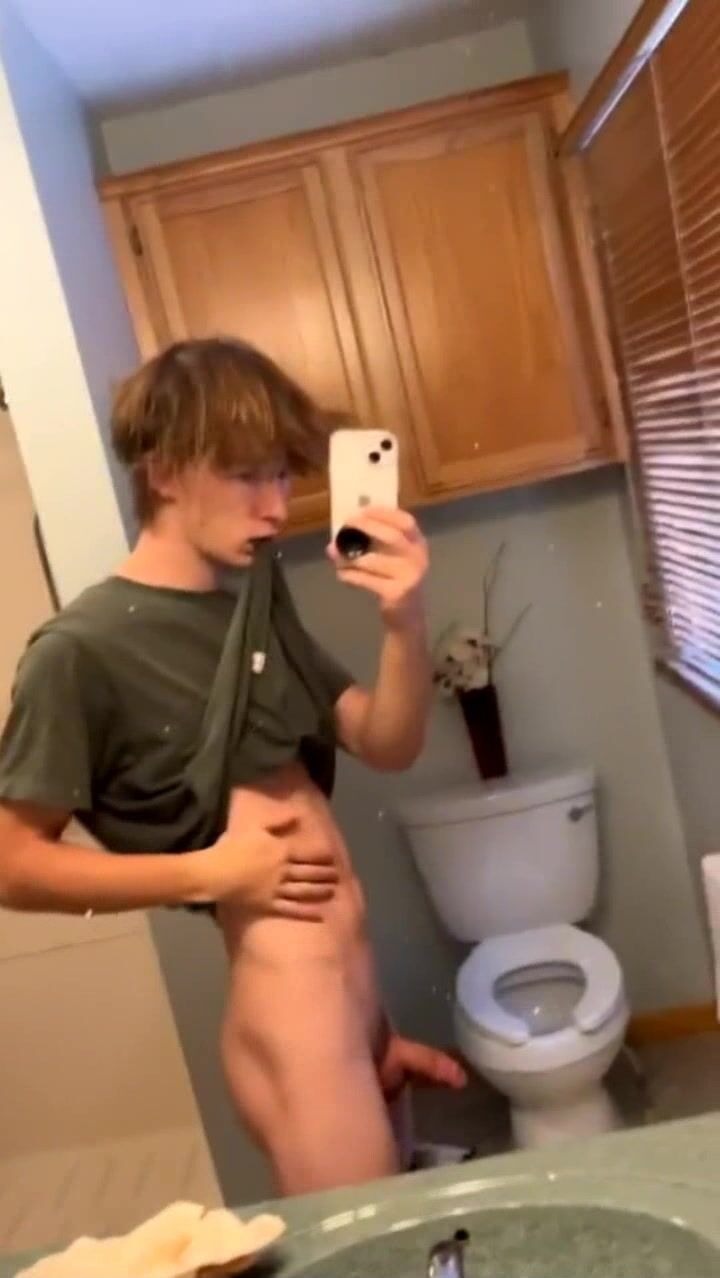Twink zeigt seinen harten schwanz 4