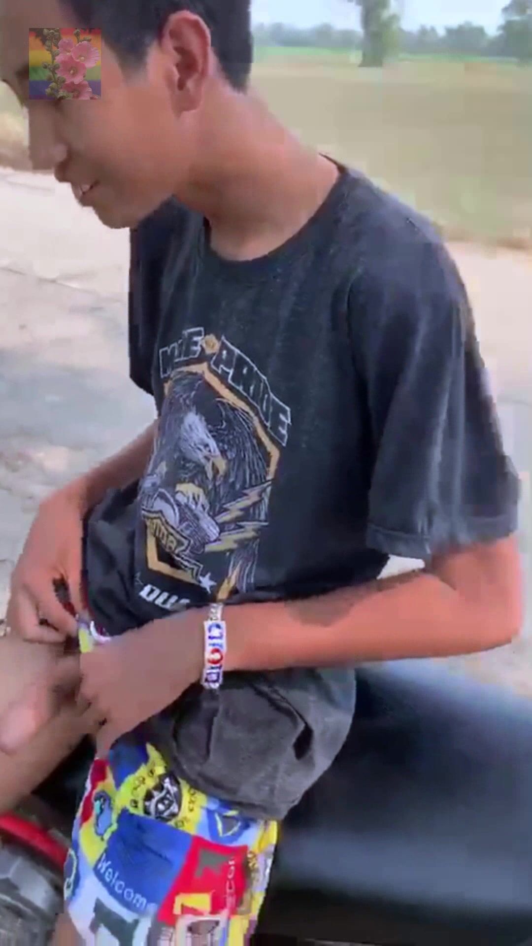 Twink exhibe sa bite dure pour papa