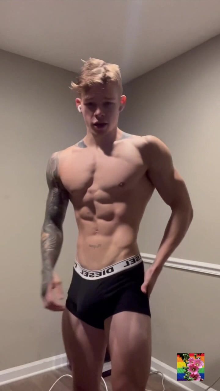 Look @ my perfect twink body, daddy