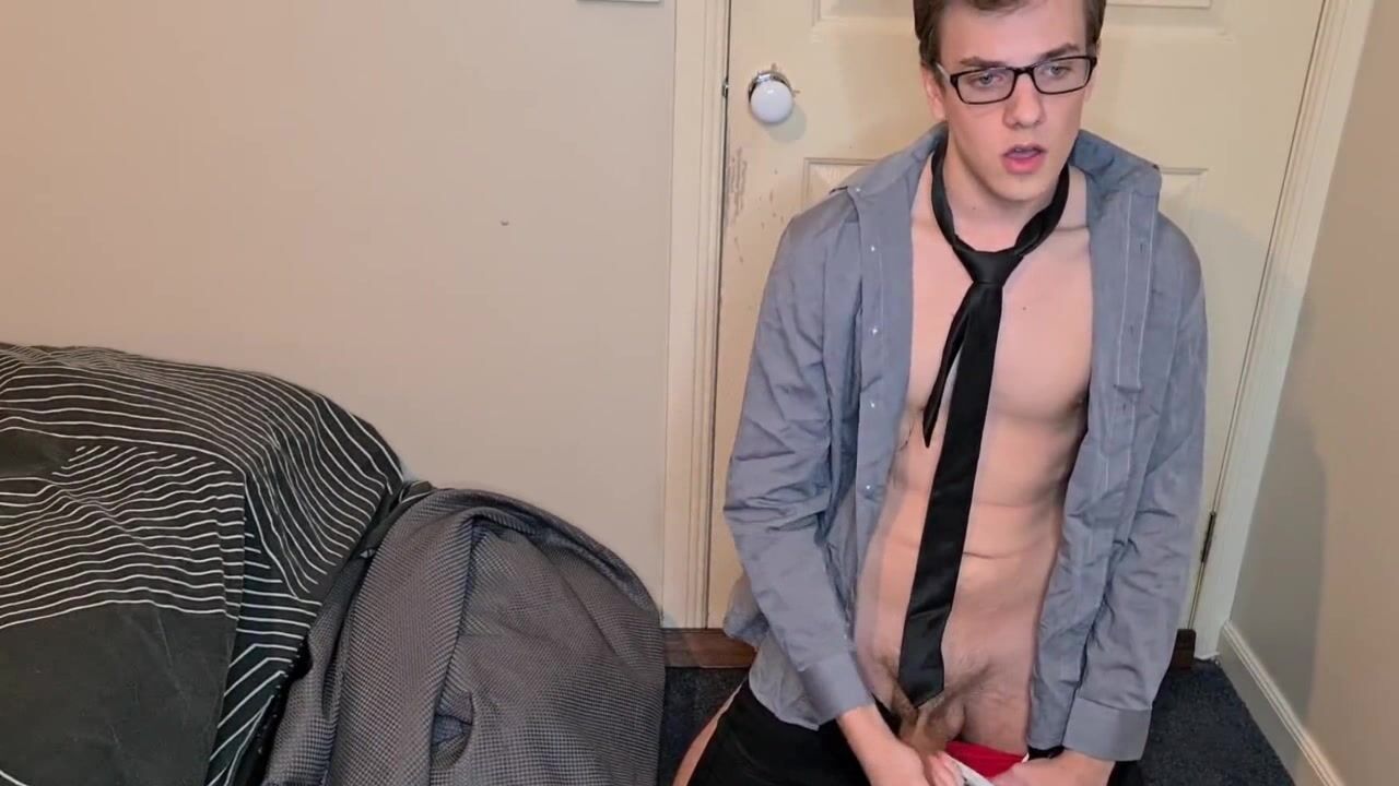 Papai musculoso masturba o pau sem capa