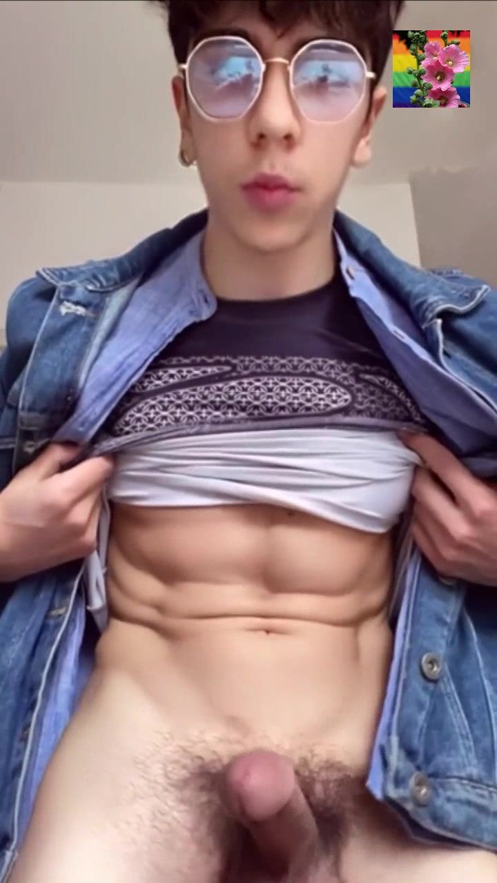 Twink nerd se corre fuerte en cámara